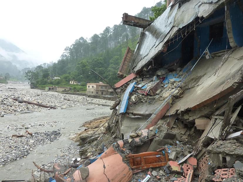 Schnelle Überschwemmung in Chamoli, Uttarakhand, zerstört Bailey-Brücke