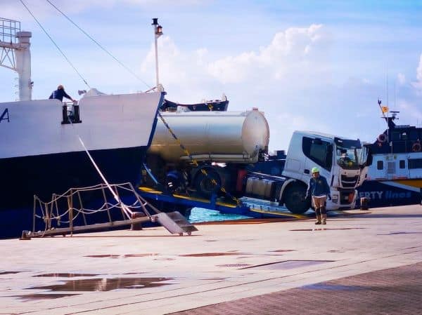 Tankerschiff vor Oman läuft auf Grund und gefährdet Meeresschutzgebiet