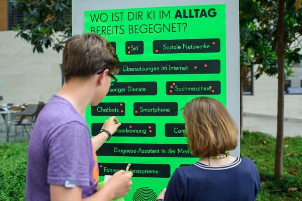 Künstliche Intelligenz: Neue Cyberattacken von Algorithmen im Fokus